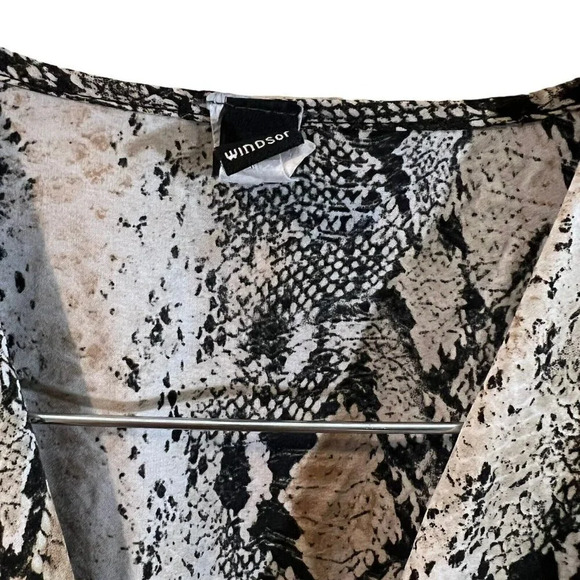 Windsor Snakeskin Bodysuit Size Large Draped V Neck Long Sleeves Neutral Colors - Picture 6 of 6